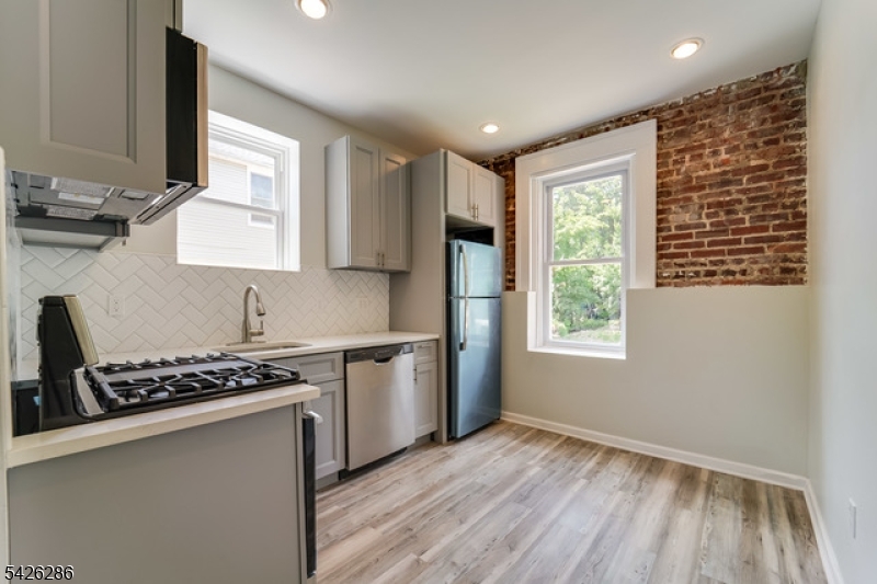 38 Willowdale Ave 1
