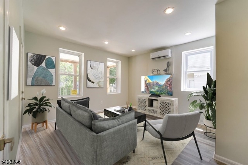 38 Willowdale Ave 1