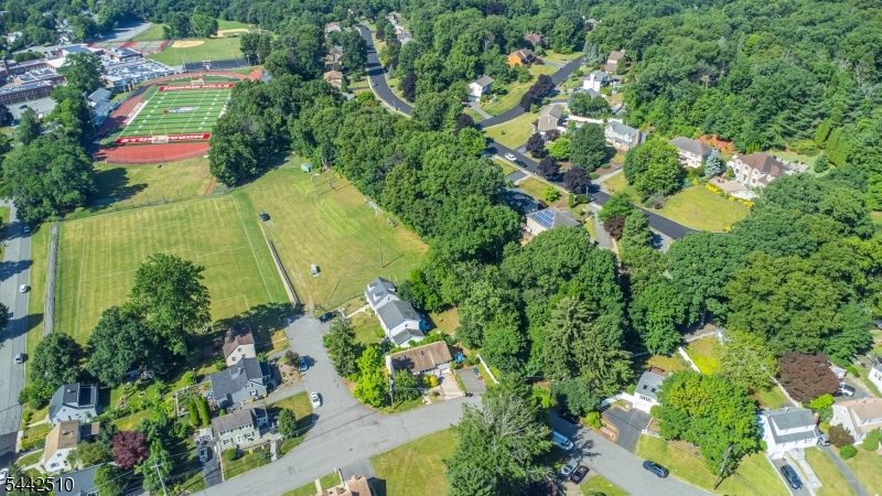 27 Mountain Rd