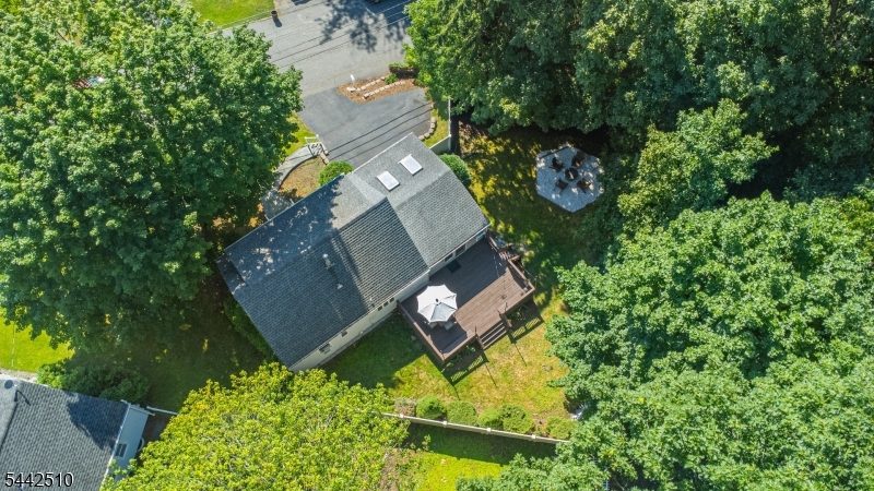 27 Mountain Rd