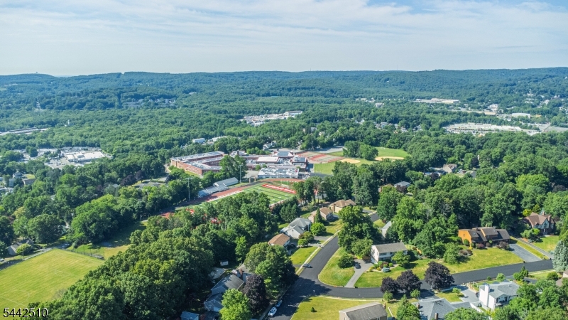 27 Mountain Rd
