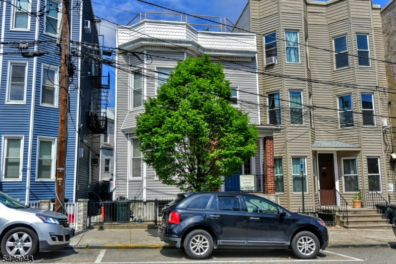 557 Hudson Ave