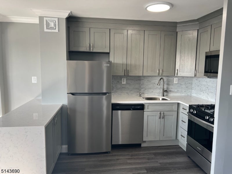 285 Aycrigg Ave 6F