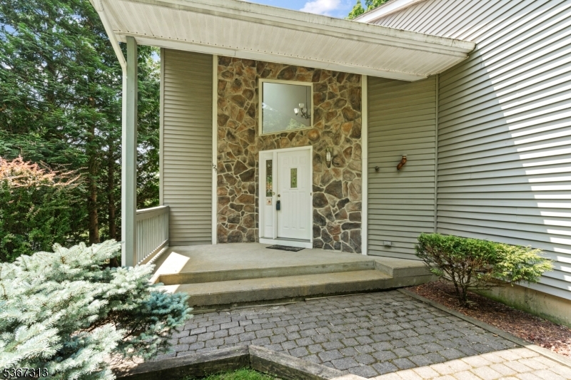 129 W Lake Shore Dr