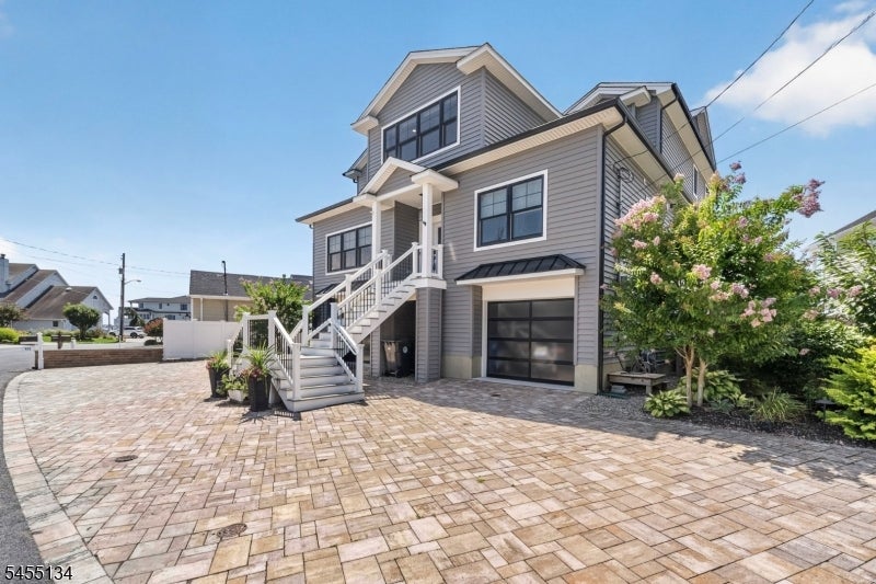 821 North Dr