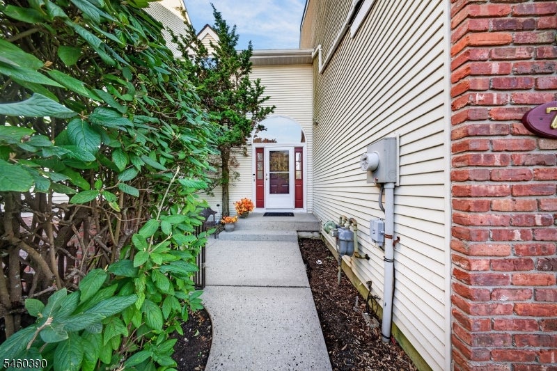 702 Porter Way West