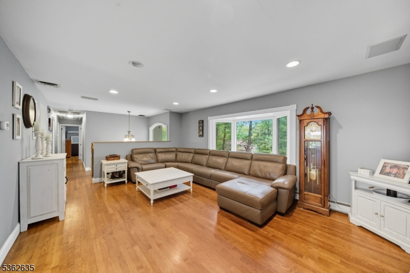 11 Glenbourne Dr