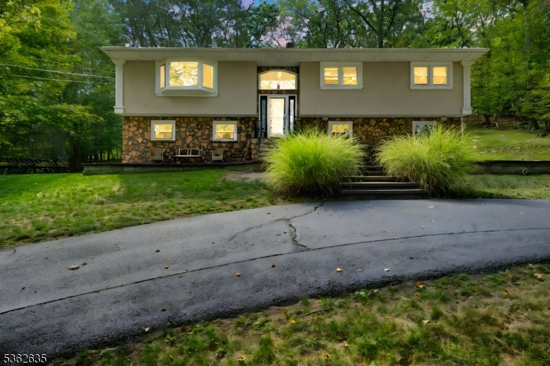11 Glenbourne Dr