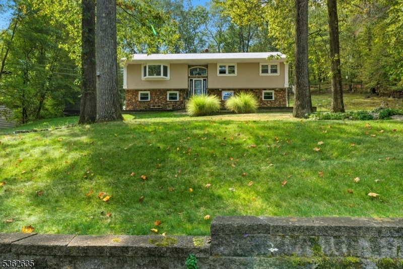 11 Glenbourne Dr