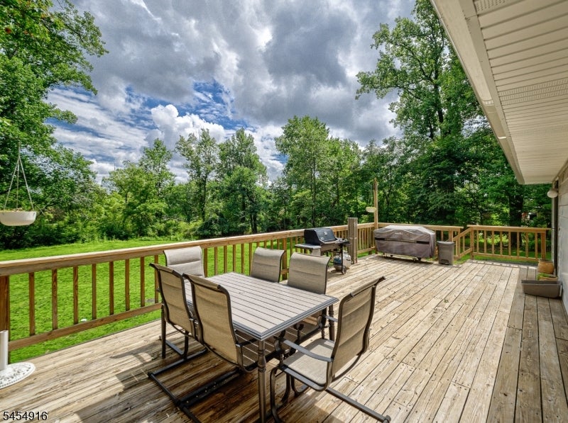 6 Featherbed Ln