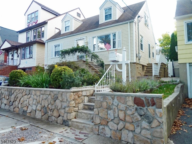 32 William St