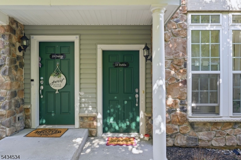 13 Dahlia Ln