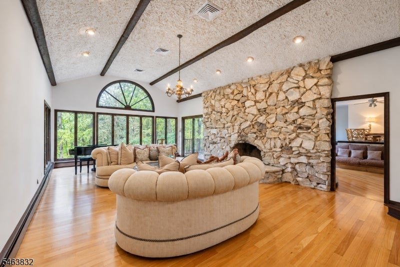 7 Twin Hills Dr