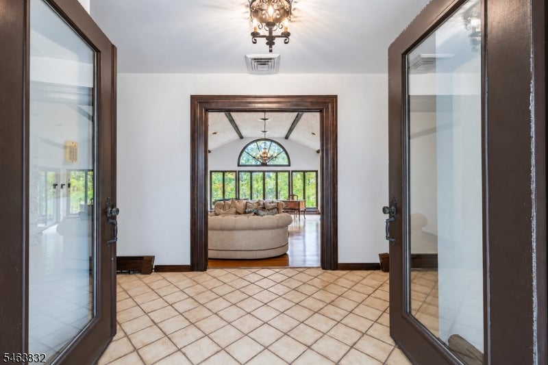 7 Twin Hills Dr