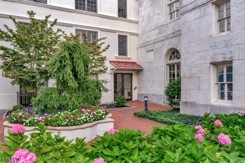 110 South St 104