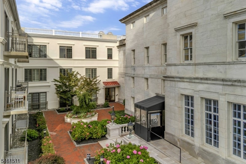 110 South St 104