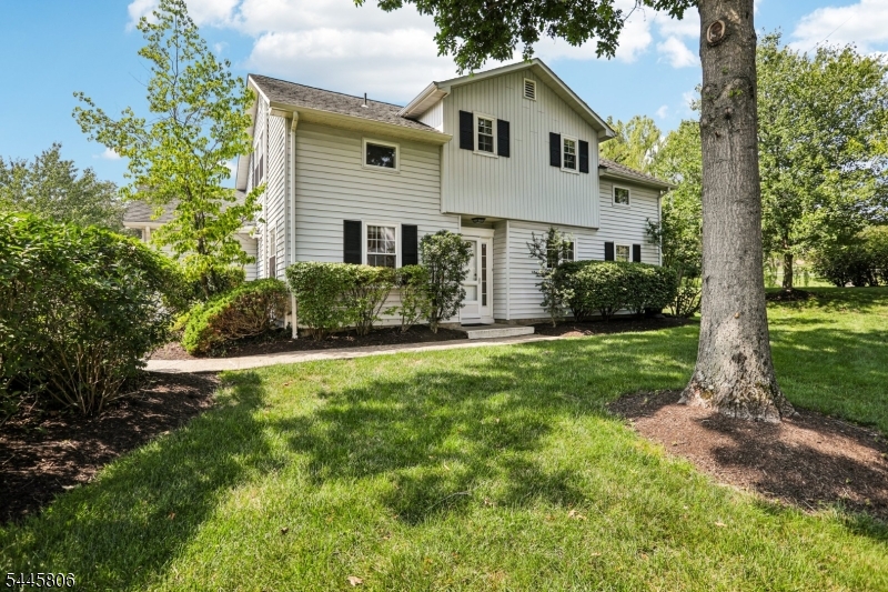 27 Coachlight Dr