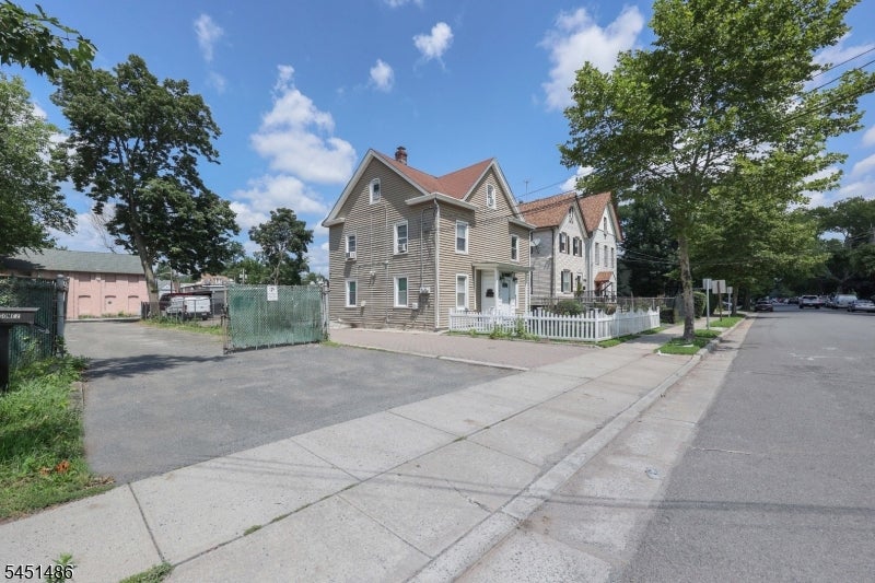 319 E 2Nd St