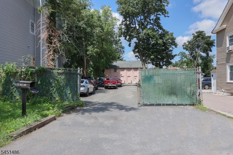 319 E 2Nd St
