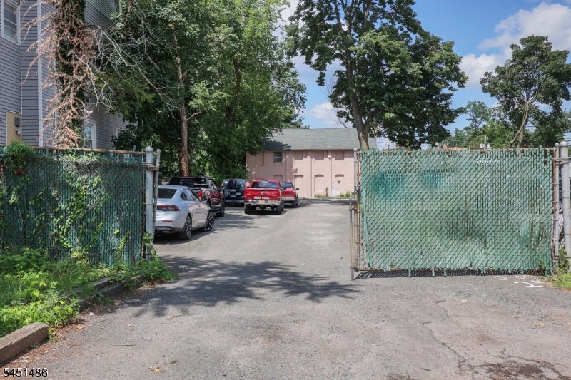 319 E 2Nd St