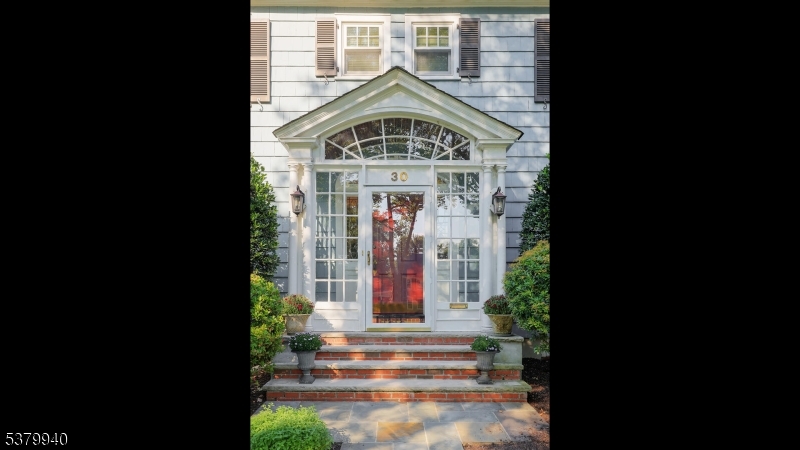 30 Stoneleigh Park