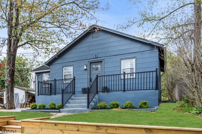 6 Passaic Dr