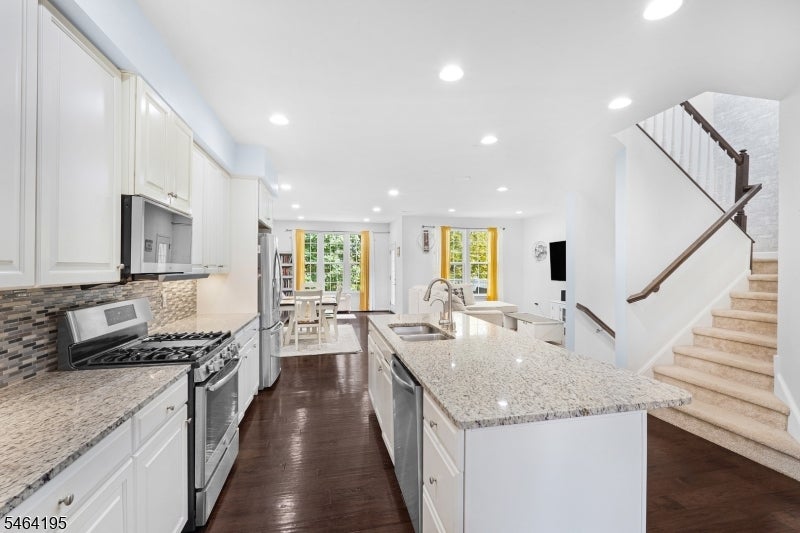 33 Woodland Way