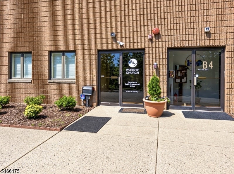 60 E Hanover Ave