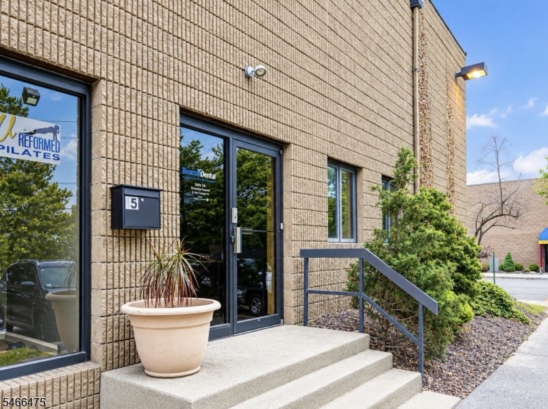 60 E Hanover Ave