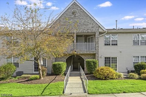 Photo of 13 Parkside Ct, Wayne, NJ 07470 (MLS # 3994411)