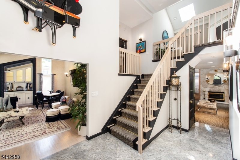 32 Robinhood Dr