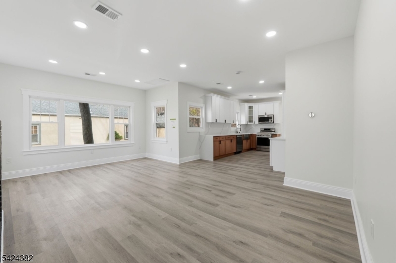 31 Saint Moritz Pl