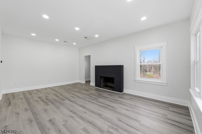 31 Saint Moritz Pl