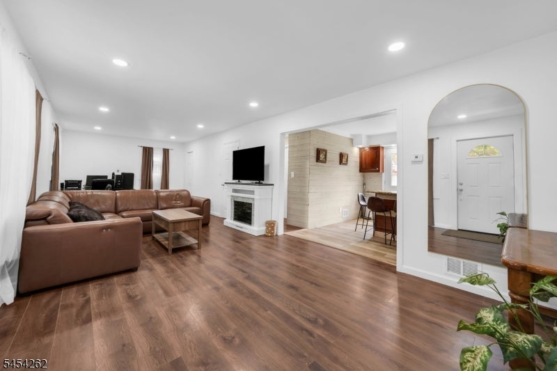 5 Briar Ln