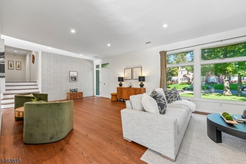 8 Foster Ct