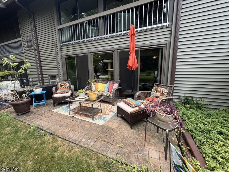 32 Dickinson Ct