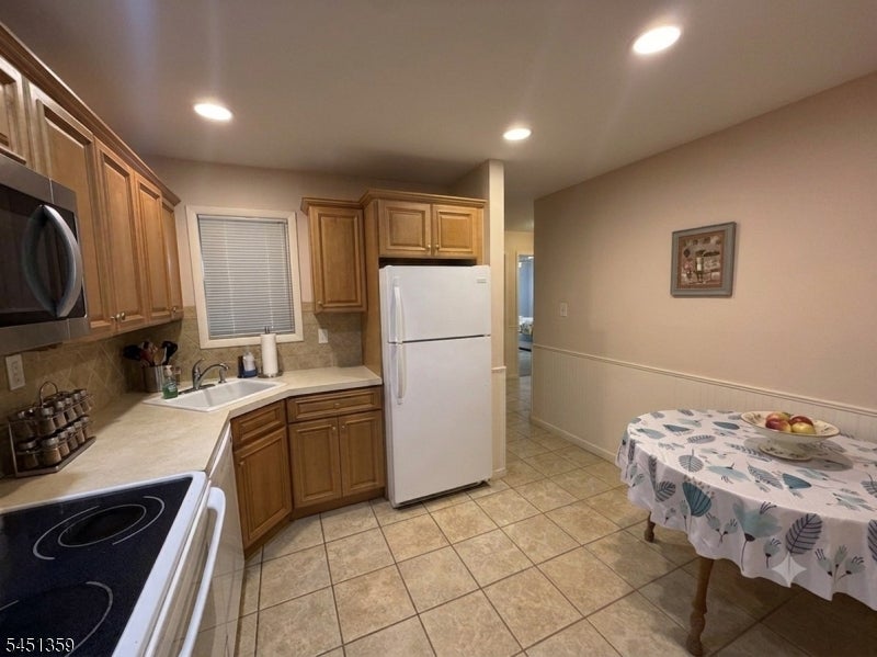 32 Dickinson Ct