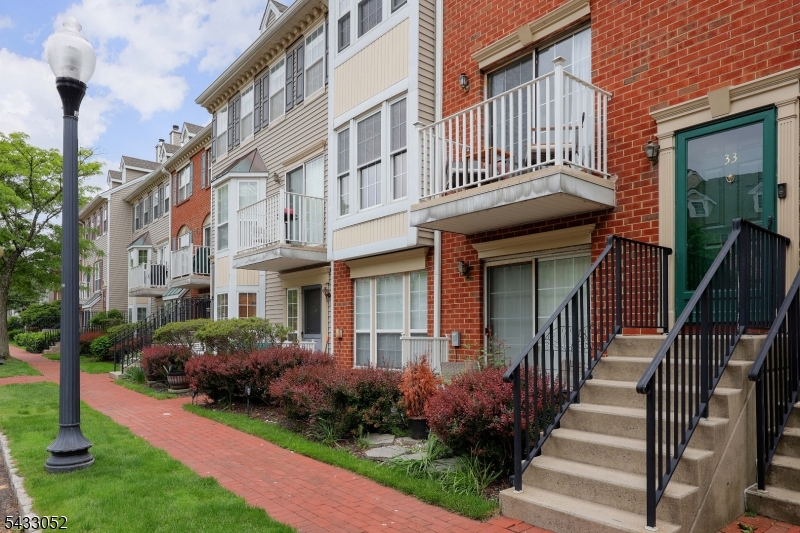 33 Dogwood St