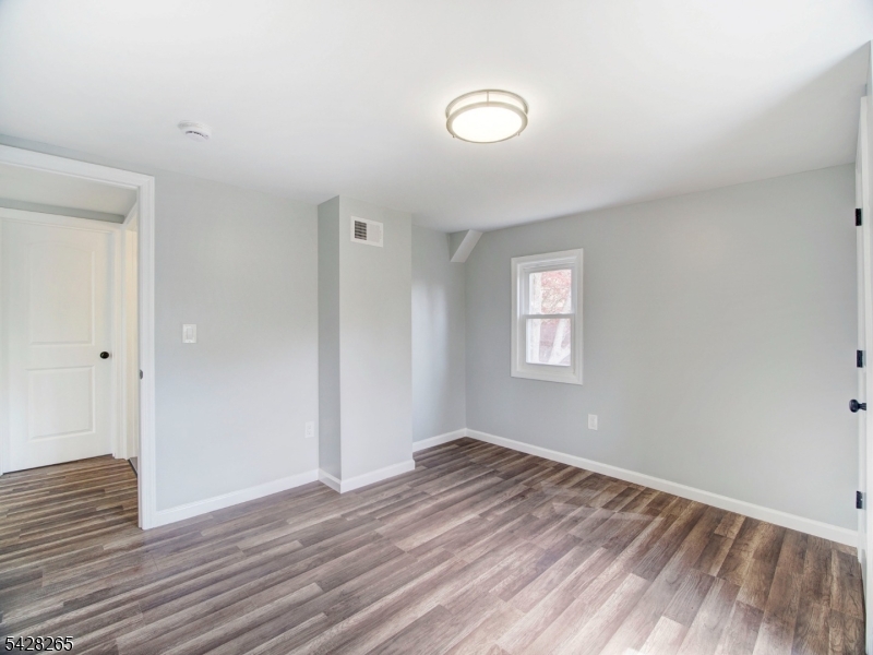 4 Emmans Rd