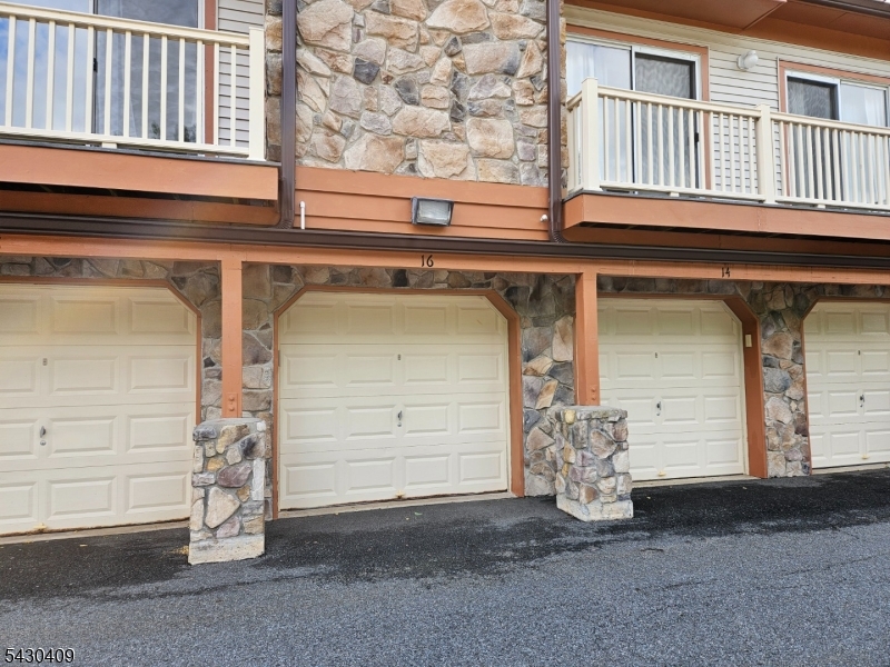 16 Woods Edge Dr