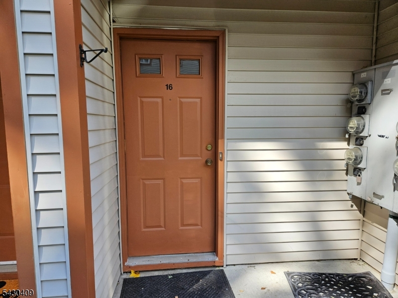 16 Woods Edge Dr