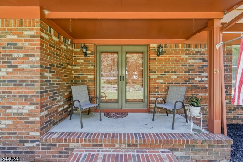 88 Manor Dr