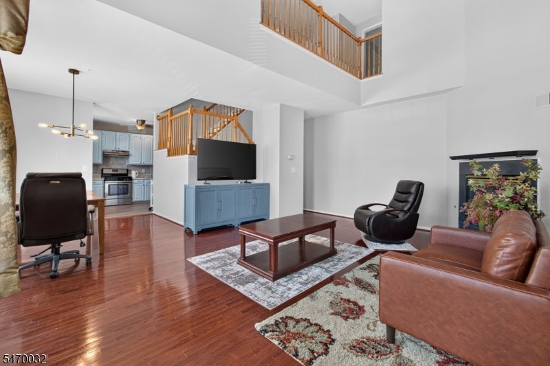 7 Caroline Foster Ct