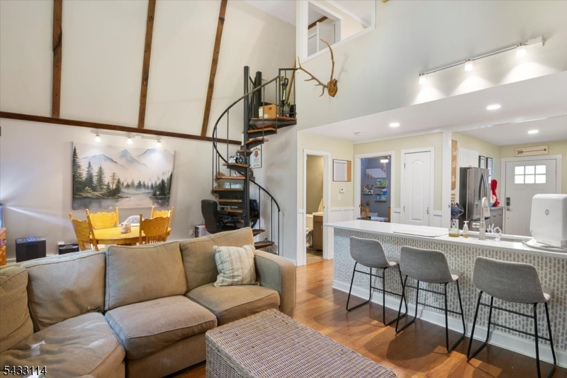 7 Glen Dr