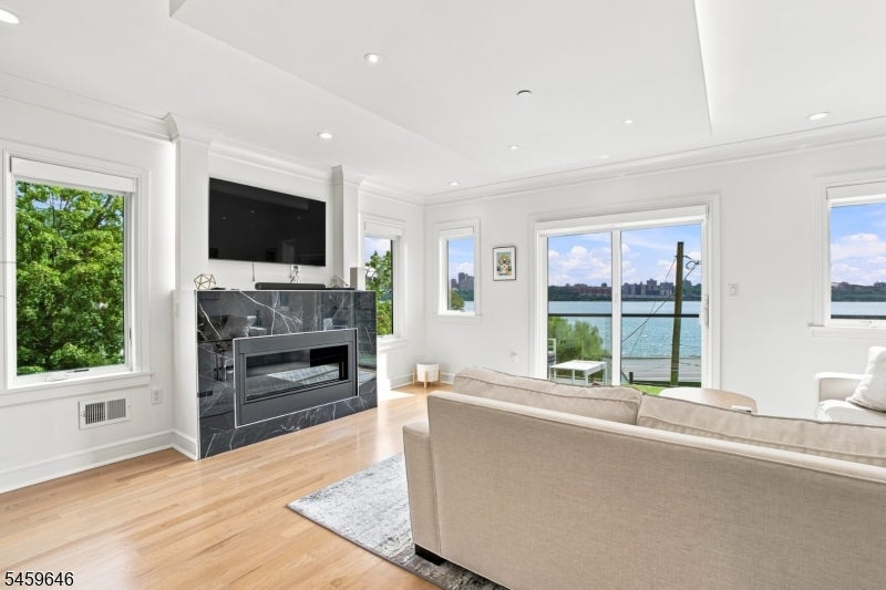 1439 River Rd 1