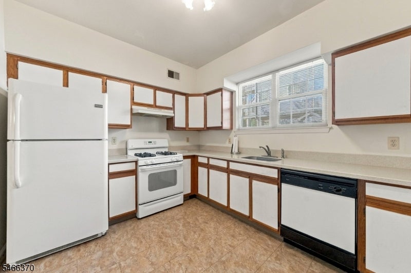 17 Springbrook Rd East 17