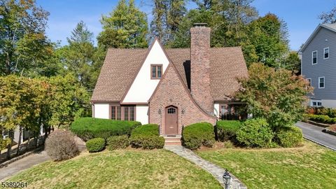 Photo of 10 Randolph Pl, Verona, NJ 07044 (MLS # 3993463)