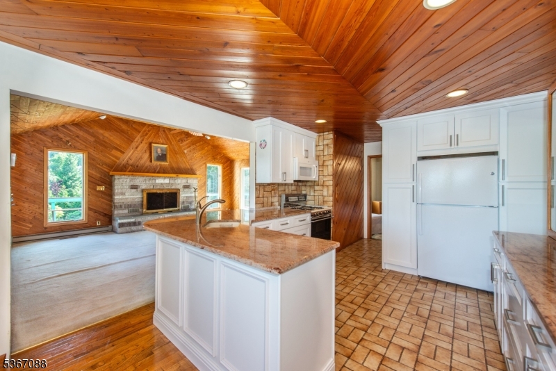 4 Greenridge Dr