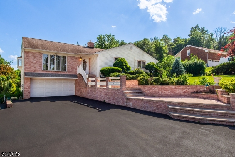 4 Greenridge Dr
