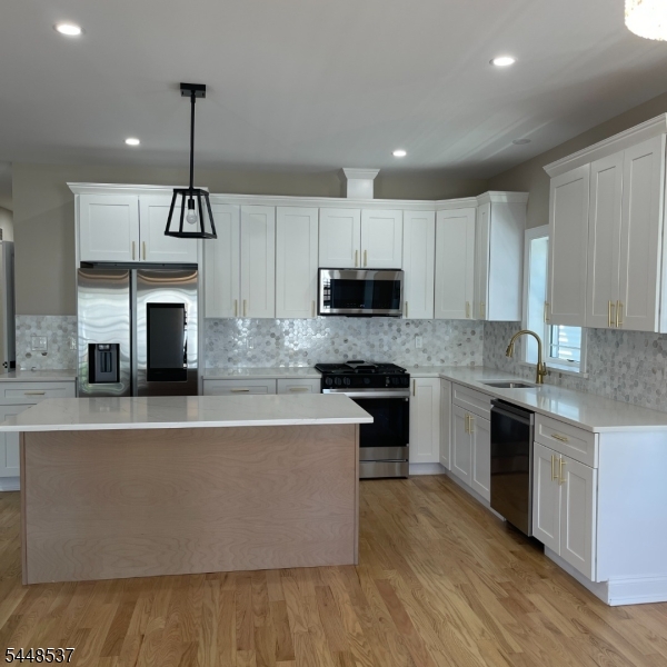1297 Avy St
